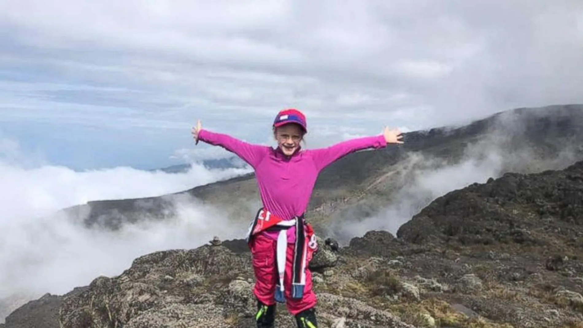 Una niña de siete años escala el monte Kilimanjaro en homenaje a su padre fallecido Una niña de siete años escala el monte Kilimanjaro en homenaje a su padre fallecido