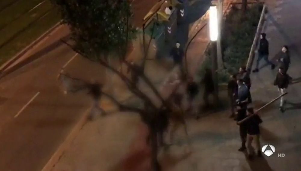 Tres jóvenes heridos graves en una batalla campal en Cornellà (Barcelona)