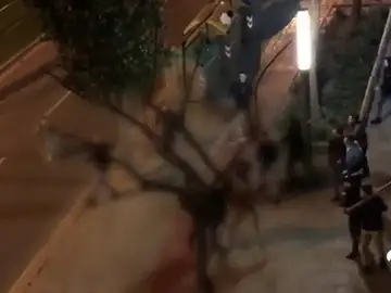 Tres jóvenes heridos graves en una batalla campal en Cornellà (Barcelona) Tres jóvenes heridos graves en una batalla campal en Cornellà (Barcelona)