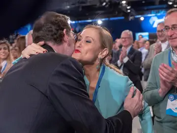 Cifuentes saluda a Rajoy Cifuentes saluda a Rajoy