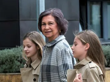 La reina Sofía de la mano de la princesa Leonor y la infanta Sofía La reina Sofía de la mano de la princesa Leonor y la infanta Sofía