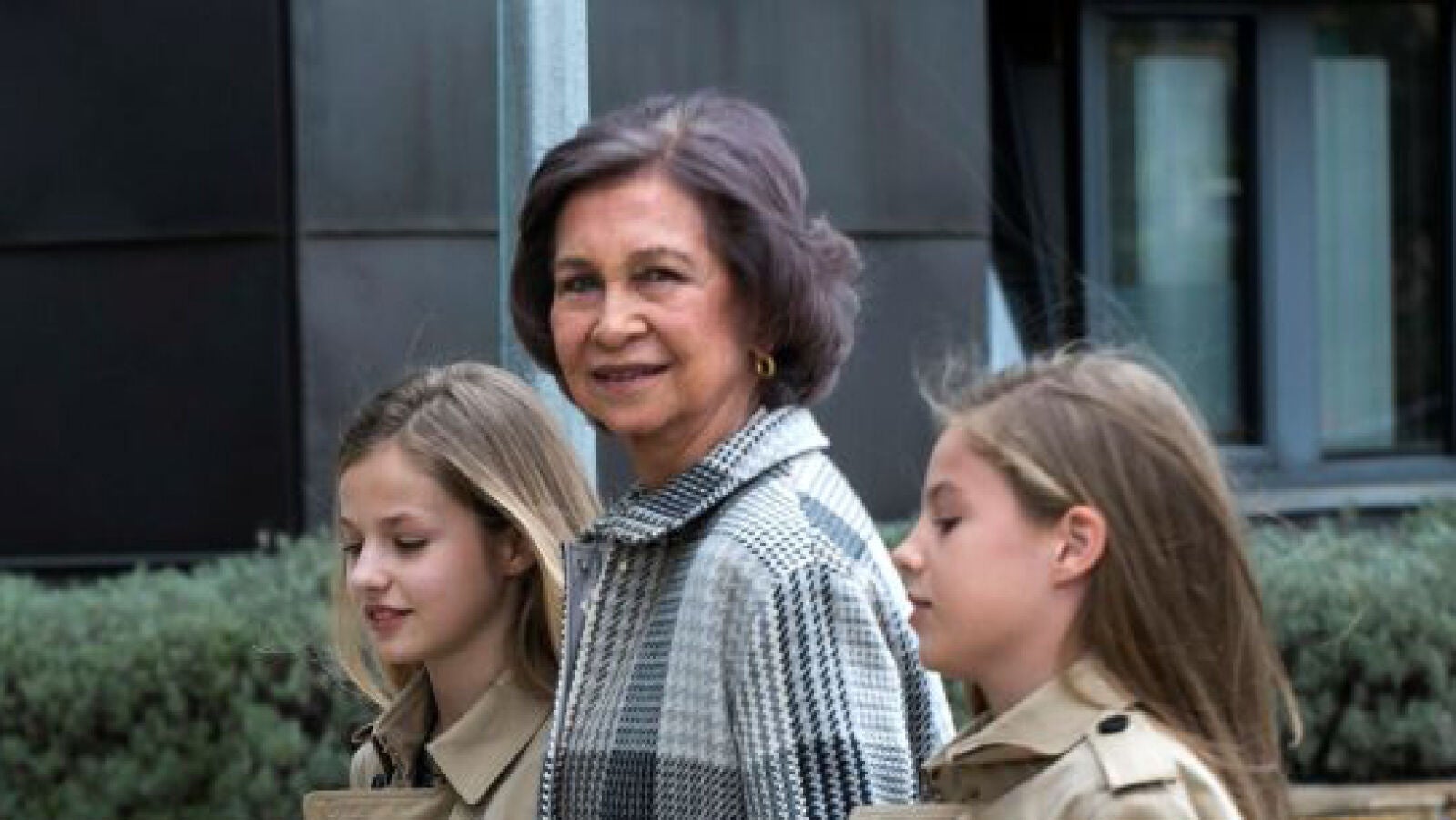 La reina Sofía de la mano de la princesa Leonor y la infanta Sofía junto a sus padres para ver a don Juan Carlos 
