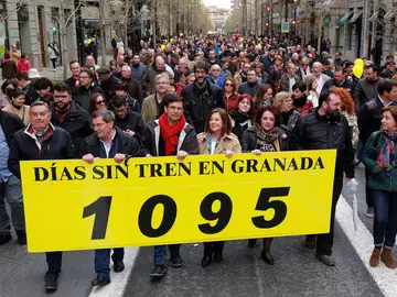Los granadinos salen a la calle en la manifestación denominada 'Granada, tres años sin tren'. Los granadinos salen a la calle en la manifestación denominada 'Granada, tres años sin tren'.