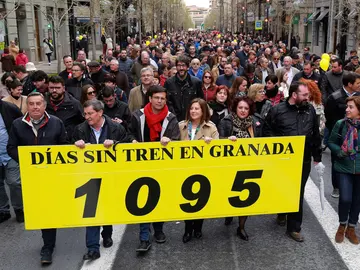 Los granadinos salen a la calle en la manifestación denominada 'Granada, tres años sin tren'. Los granadinos salen a la calle en la manifestación denominada 'Granada, tres años sin tren'.