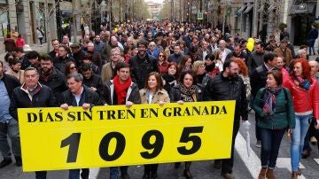  Los granadinos salen a la calle en la manifestación denominada 'Granada, tres años sin tren'.