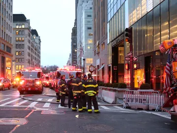 Bomberos en la Torre Trump Bomberos en la Torre Trump