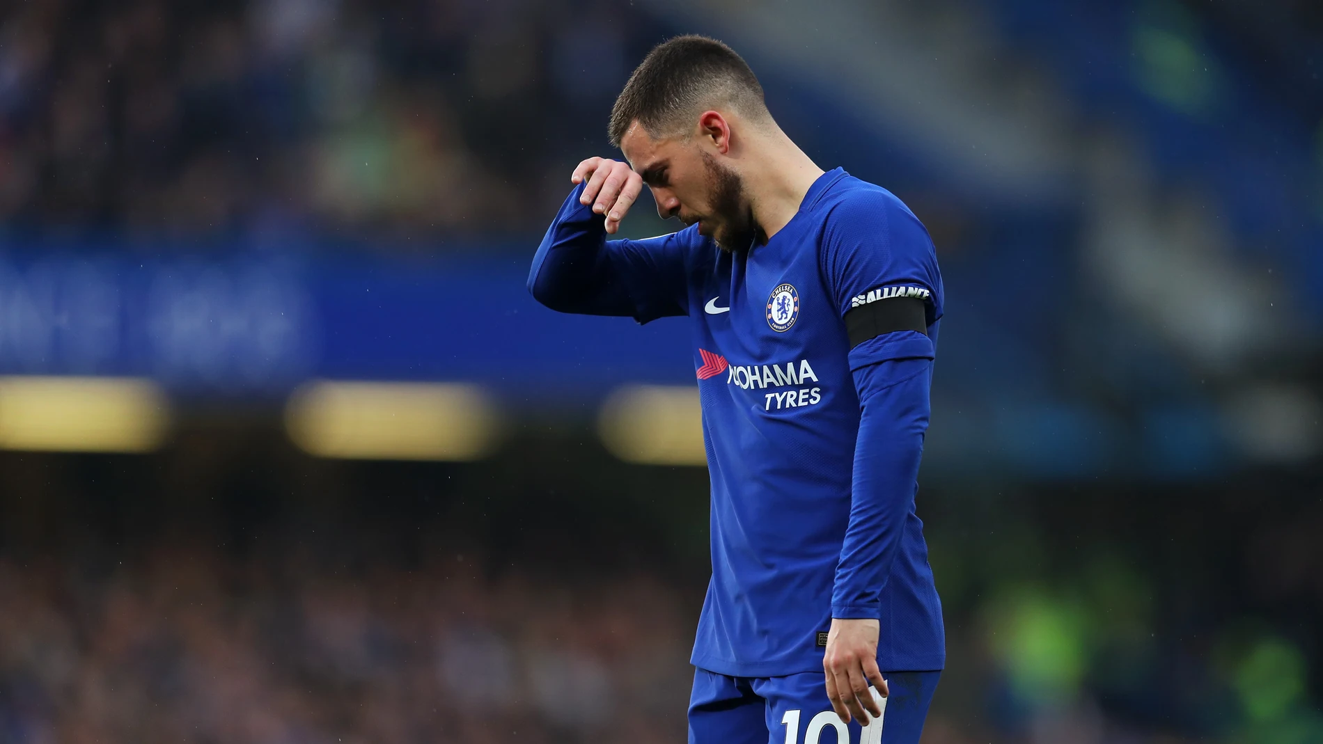Hazard se lamenta tras la derrota del Chelsea Hazard se lamenta tras la derrota del Chelsea