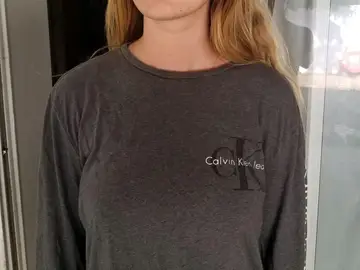 La camiseta que llevó la joven a la escuela La camiseta que llevó la joven a la escuela