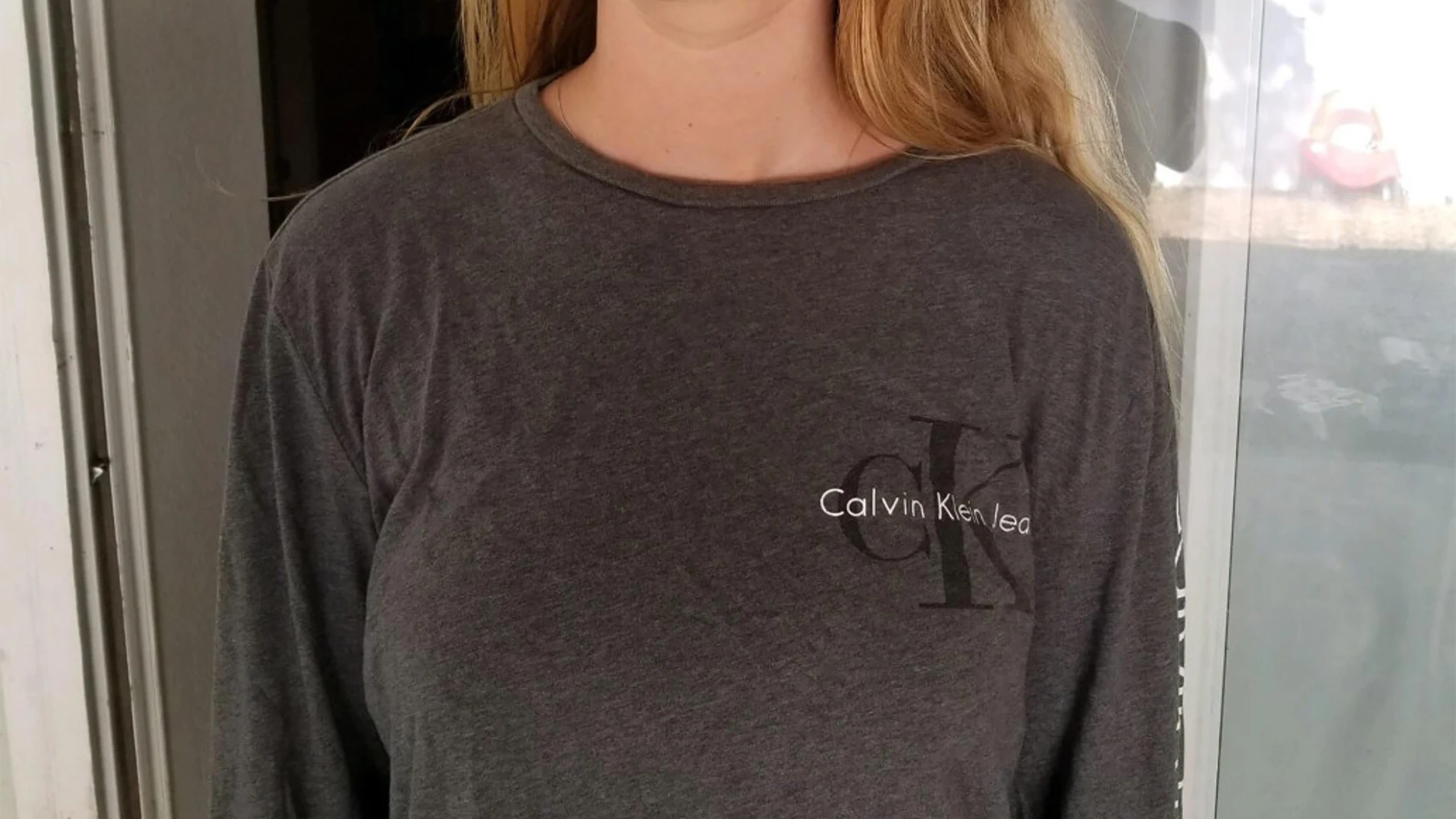 La camiseta que llevó la joven a la escuela La camiseta que llevó la joven a la escuela