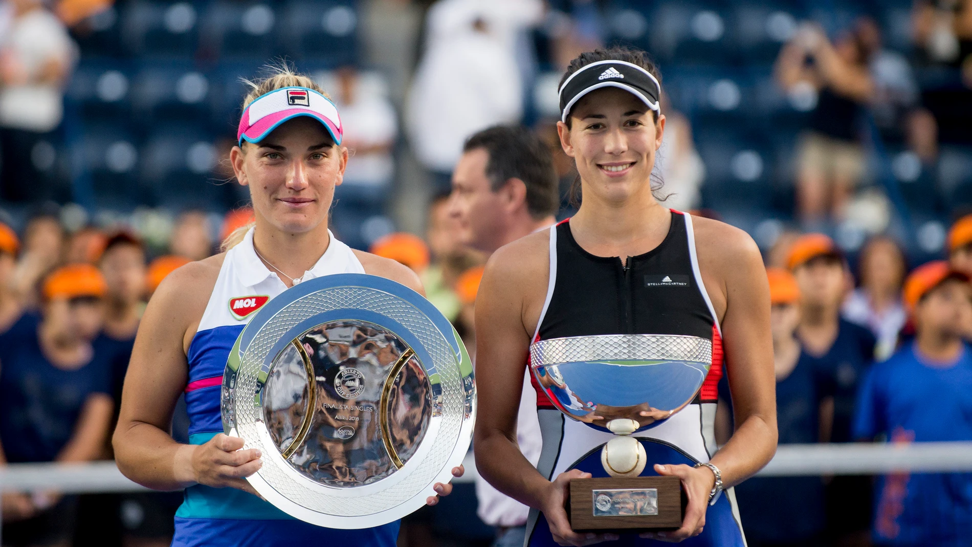 Garbiñe Muguruza sostiene su trofeo de campeona junto a Babos Garbiñe Muguruza sostiene su trofeo de campeona junto a Babos