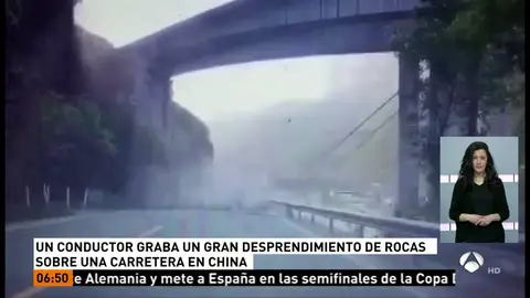 Decenas de rocas caen sobre la calzada de una carretera en China Decenas de rocas caen sobre la calzada de una carretera en China