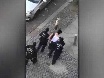La policía evita un ataque con cuchillo durante el medio maratón de Berlín y detiene a cuatro personas La policía evita un ataque con cuchillo durante el medio maratón de Berlín y detiene a cuatro personas
