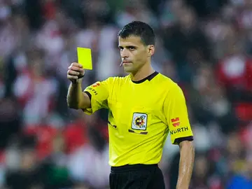 Gil Manzano muestra una tarjeta amarilla durante un partido Gil Manzano muestra una tarjeta amarilla durante un partido