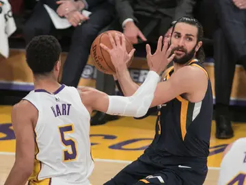 Ricky Rubio busca a un compañero mientras es defendido por Hart Ricky Rubio busca a un compañero mientras es defendido por Hart