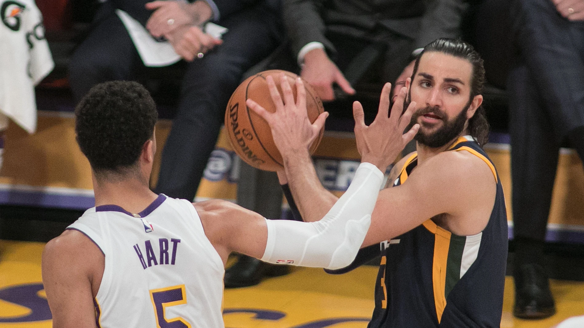 Ricky Rubio busca a un compañero mientras es defendido por Hart Ricky Rubio busca a un compañero mientras es defendido por Hart