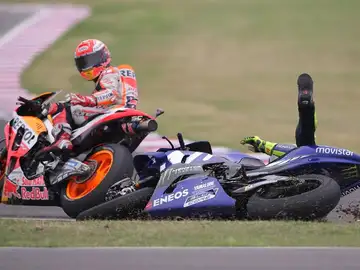 Valentino Rossi cae en la última curva del circuito de Argentina tras un toque con el Marc Márquez Valentino Rossi cae en la última curva del circuito de Argentina tras un toque con el Marc Márquez