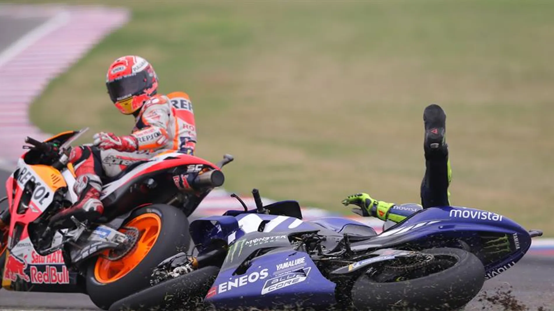 Valentino Rossi cae en la última curva del circuito de Argentina tras un toque con el Marc Márquez Valentino Rossi cae en la última curva del circuito de Argentina tras un toque con el Marc Márquez