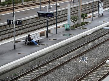 Un andén permanece vacío durante una jornada de huelga de ferrocarriles en Niza