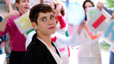 Carmen es recibida por todo lo alto como la nueva directora de la clínica Híspalis