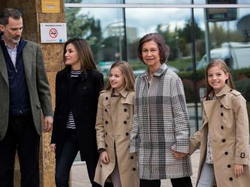 La Familia Real durante su visita al Rey Juan Carlos