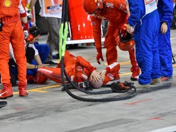 El mécanico de Ferrari tras ser atropellado por Raikkonen en Baréin