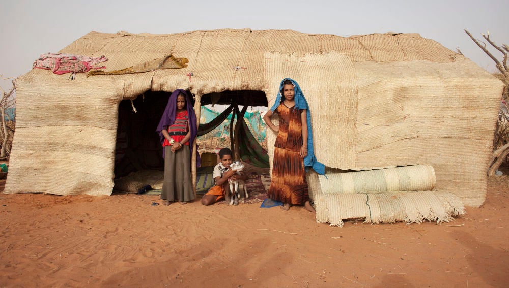 Varios niños mauritanos en un campamento de refugiados
