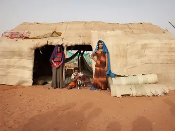 Varios niños mauritanos en un campamento de refugiados Varios niños mauritanos en un campamento de refugiados