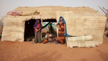 Varios niños mauritanos en un campamento de refugiados