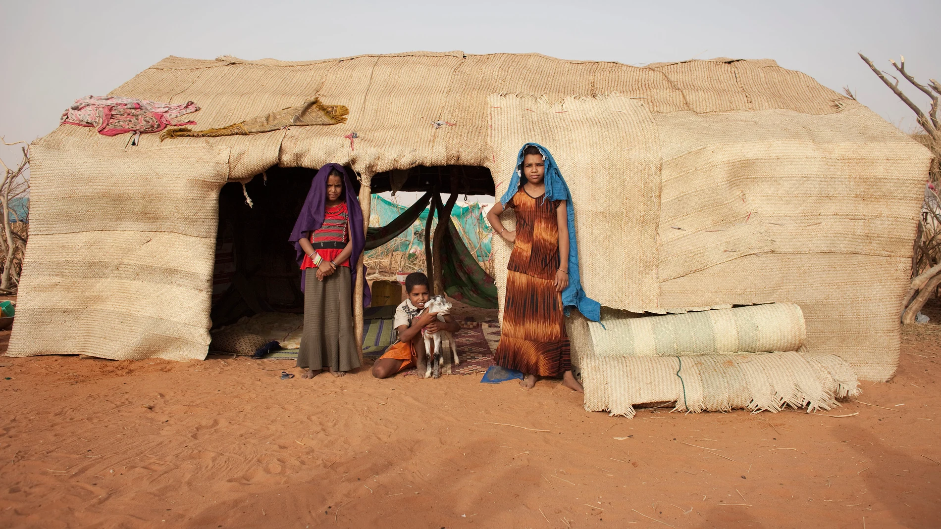 Varios niños mauritanos en un campamento de refugiados Varios niños mauritanos en un campamento de refugiados