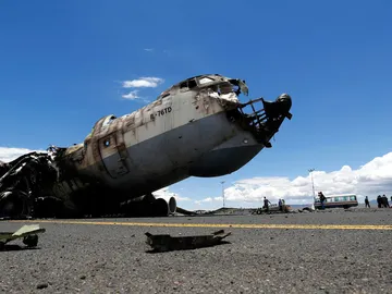 Avión destrozado por el ataque en Siria Avión destrozado por el ataque en Siria