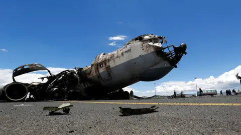 Avión destrozado por el ataque en Siria Avión destrozado por el ataque en Siria