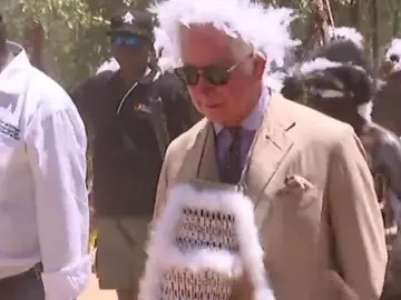Una tribu australiana recibe con un homenaje indígena al príncipe Carlos de Inglaterra Una tribu australiana recibe con un homenaje indígena al príncipe Carlos de Inglaterra