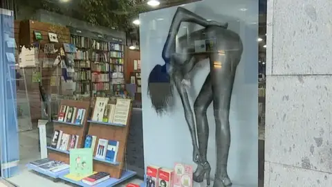 Piden la retirada de una fotografia de un escaparate por "presentar a las mujeres de una forma vejatoria" Piden la retirada de una fotografia de un escaparate por "presentar a las mujeres de una forma vejatoria"
