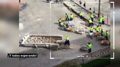 Un vecino graba cómo hasta 35 obreros construyen una misma mediana en Granada
