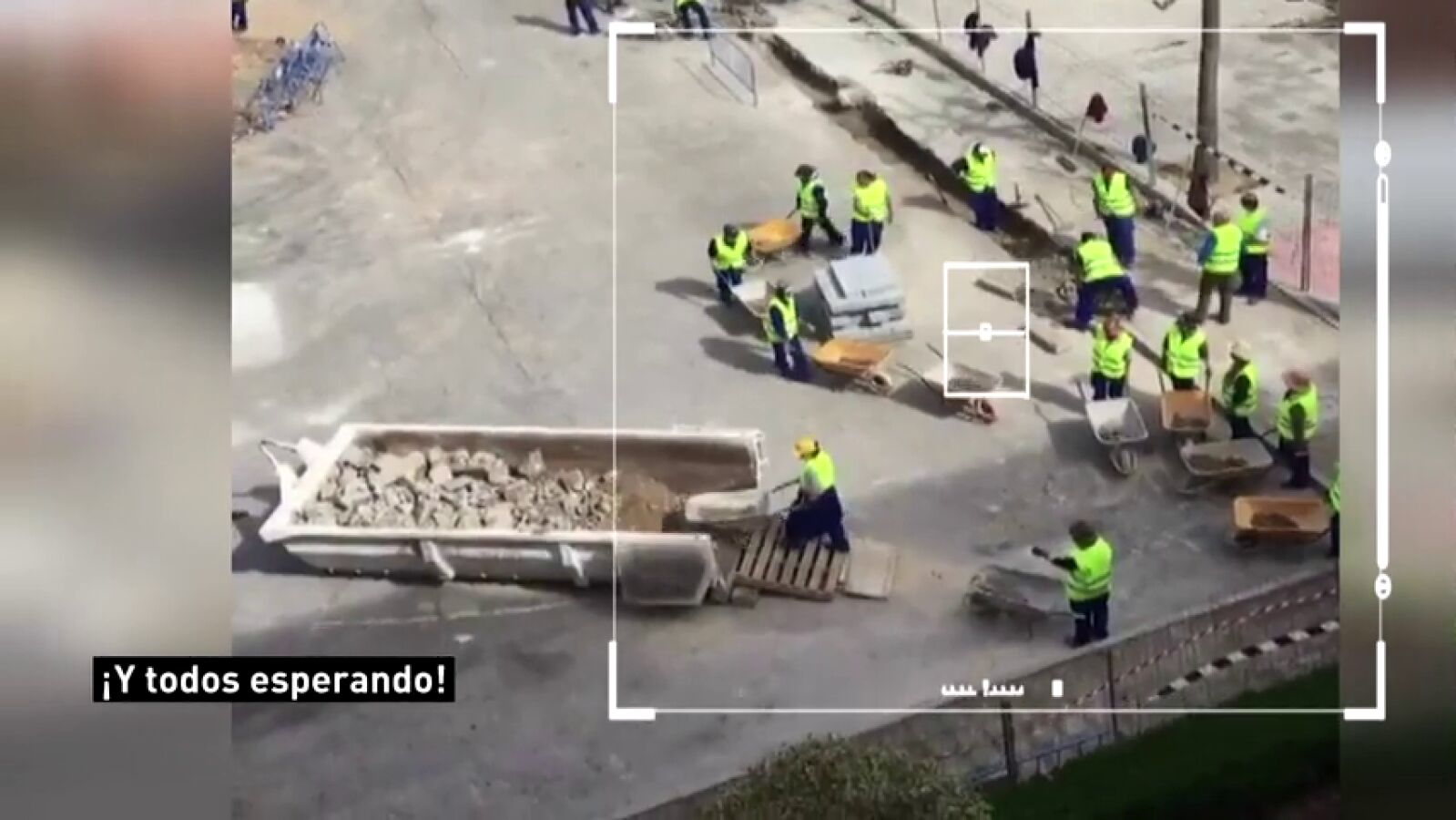 Un vecino graba cómo hasta 35 obreros construyen una misma mediana en Granada