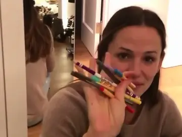 Jennifer Garner explorando su mochila Jennifer Garner explorando su mochila