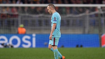 Iniesta, cabizbajo en el partido del Barcelona