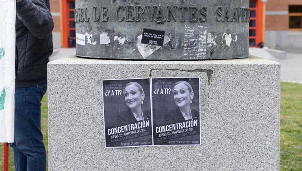 Carteles en protesta contra Cifuentes