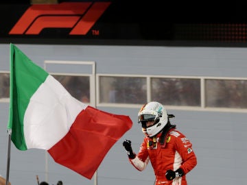 Vettel, junta a la bandera italiana de Ferrari