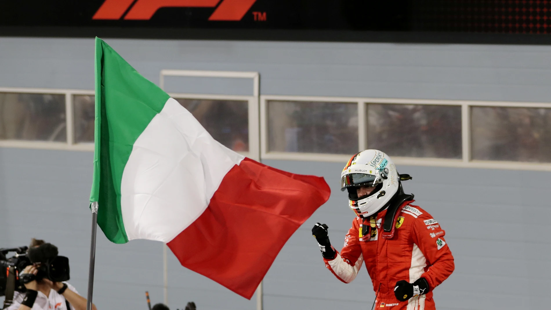 Vettel, junta a la bandera italiana de Ferrari
