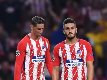 Fernando Torres y Koke charlan durante un partido Fernando Torres y Koke charlan durante un partido