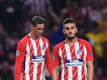 Fernando Torres y Koke charlan durante un partido Fernando Torres y Koke charlan durante un partido