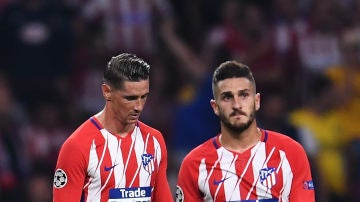 Fernando Torres y Koke charlan durante un partido