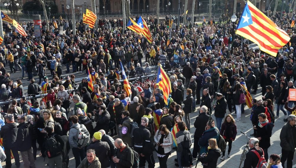Vista general de manifestantes independentistas en las inmediaciones del Parlament