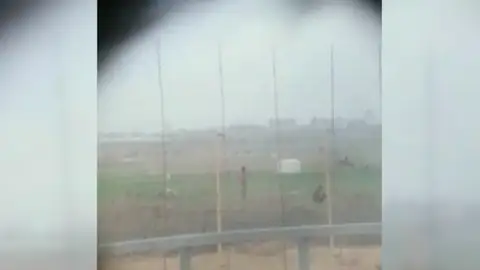 Un soldado israelí dispara a un palestino desarmado y graban y difunden el contenido en las redes Un soldado israelí dispara a un palestino desarmado y graban y difunden el contenido en las redes