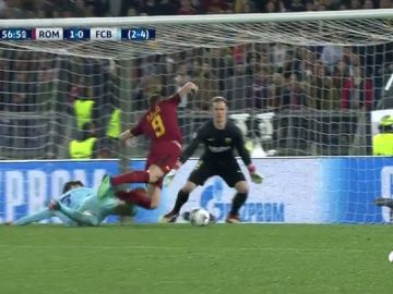 De Rossi puso el 2-0 ante el Barcelona al transformar un penalti de Piqué a Dzeko