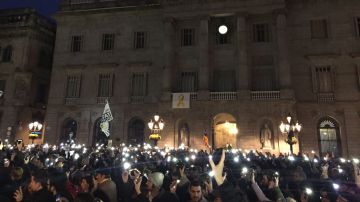 Miles de personas llenan la plaza Sant Jaume de Barcelona en apoyo a los CDR