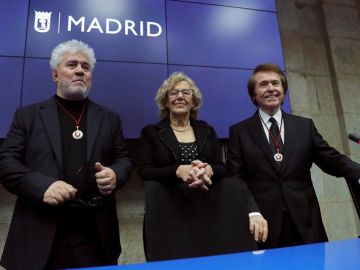 Carmena da a Almodóvar y Raphael sus títulos de hijos adoptivos de Madrid