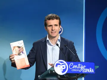 Casado muestra toda la documentación de su máster, que hizo para un doctorado Casado muestra toda la documentación de su máster, que hizo para un doctorado