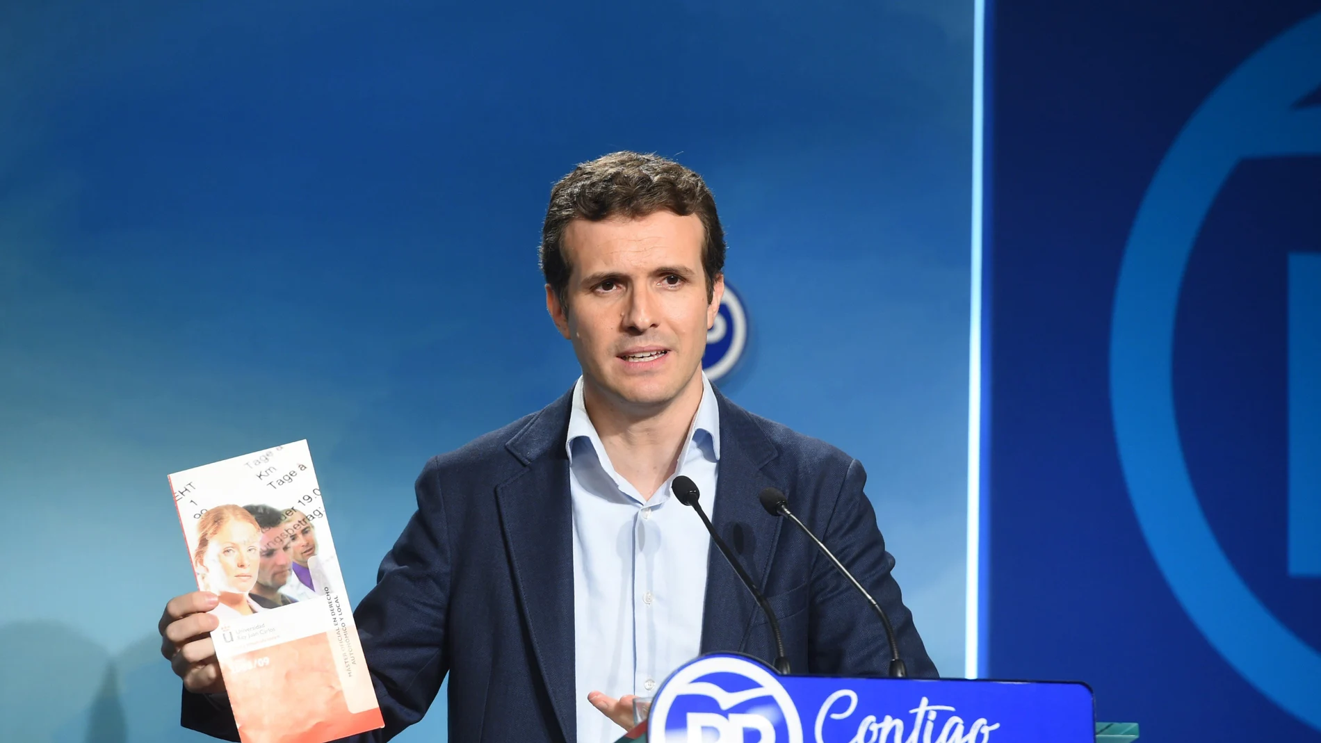 Casado muestra toda la documentación de su máster, que hizo para un doctorado Casado muestra toda la documentación de su máster, que hizo para un doctorado